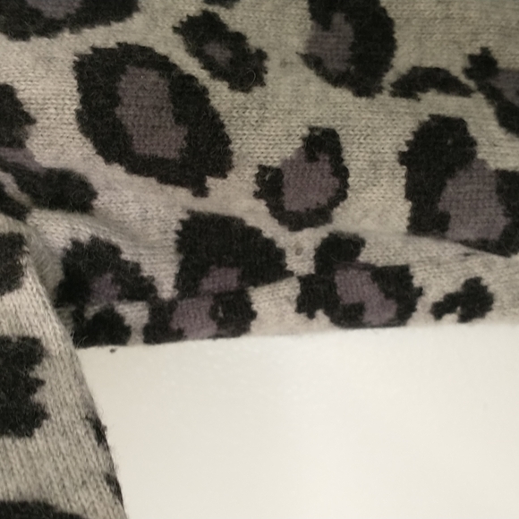 Cynthia Rowley grey black animal print cashmere sweater - Picture 5 of 6